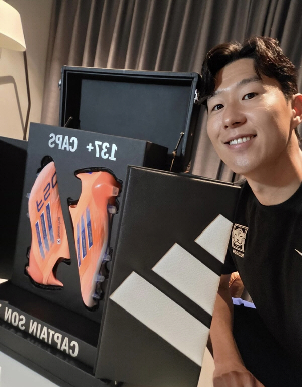 Korean Pride Living Legend Son Heung-min Reveals Special Soccer Shoes for Son Heung-min...by far the best