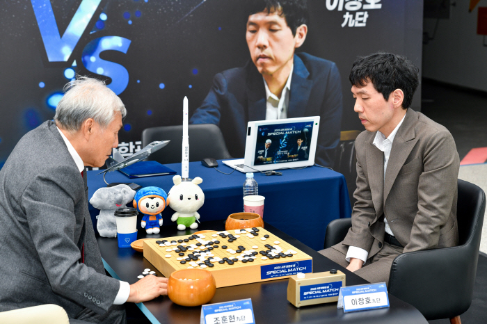 Lee Chang-ho won the Sichuan Special Match with his teacher Cho Hoon-hyun, achieving 1967 wins in total