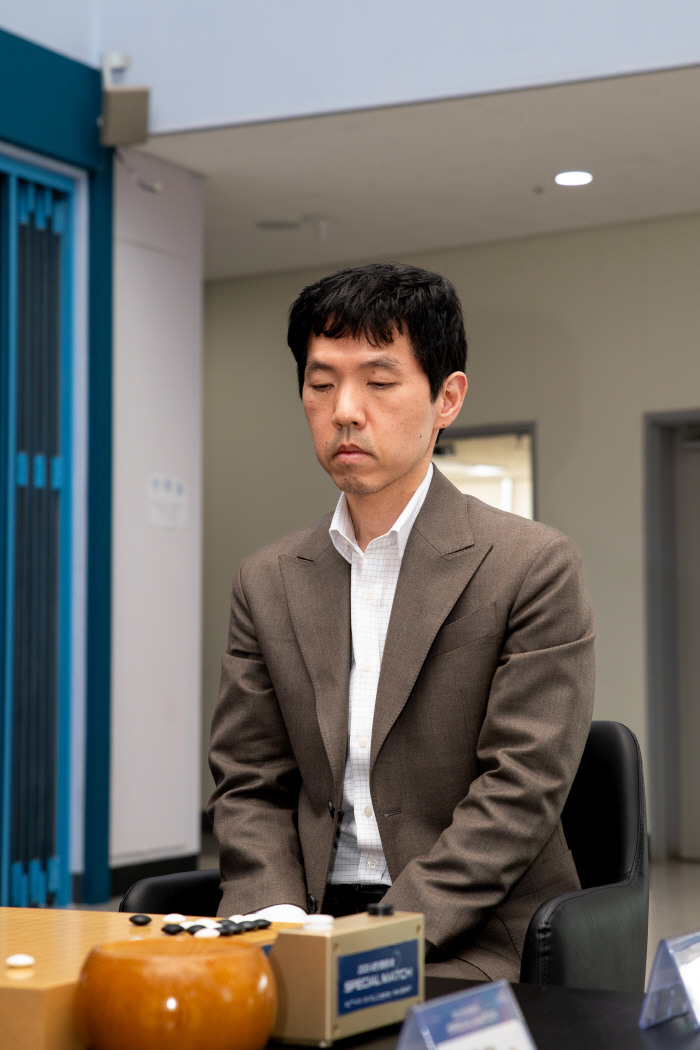 Lee Chang-ho won the Sichuan Special Match with his teacher Cho Hoon-hyun, achieving 1967 wins in total