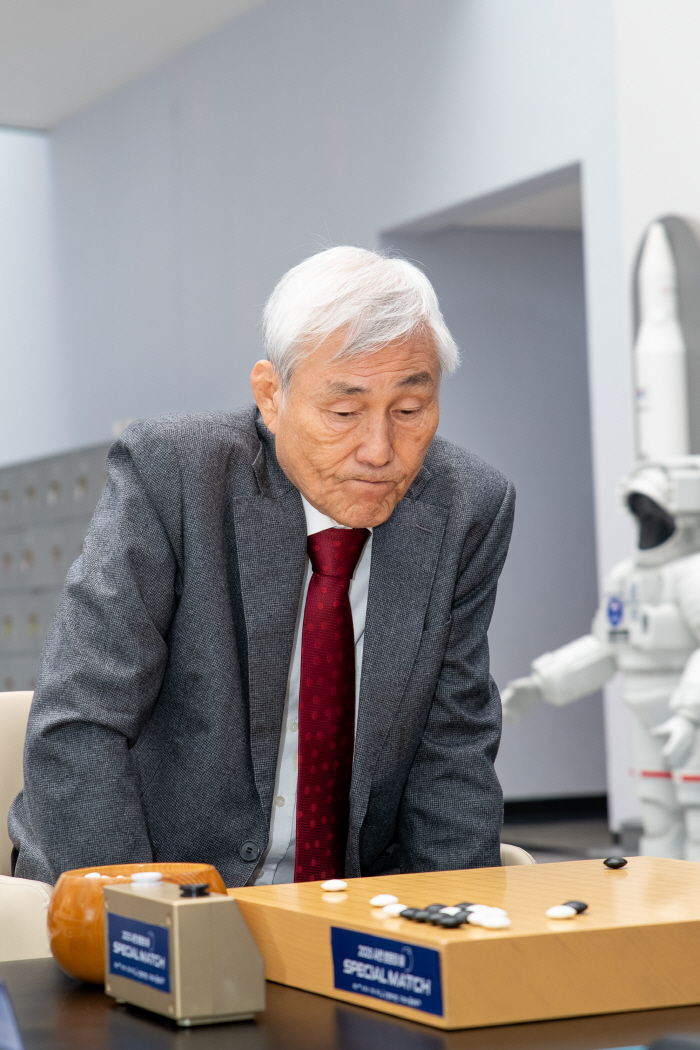 Lee Chang-ho won the Sichuan Special Match with his teacher Cho Hoon-hyun, achieving 1967 wins in total
