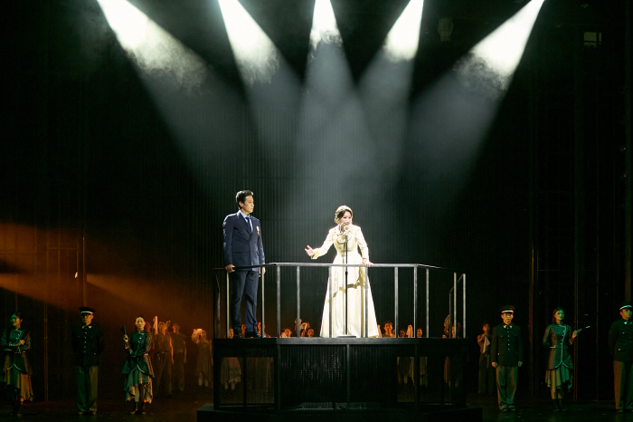 Musical Evita even humiliated the removal of censorship in the 1980s...Political views → A turbulent life drama that has developed its own destiny.