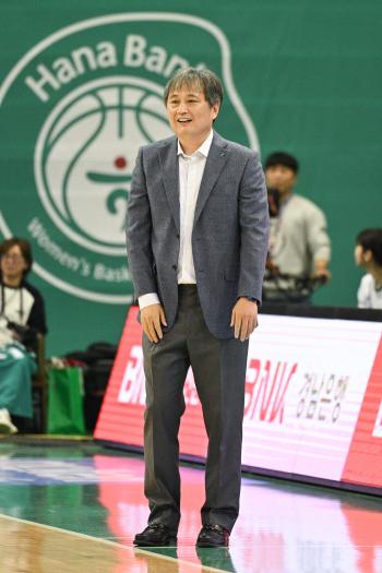  Hana Bank coach Lee Sang-beom is happy to win his debut match, but I'm not sure yet