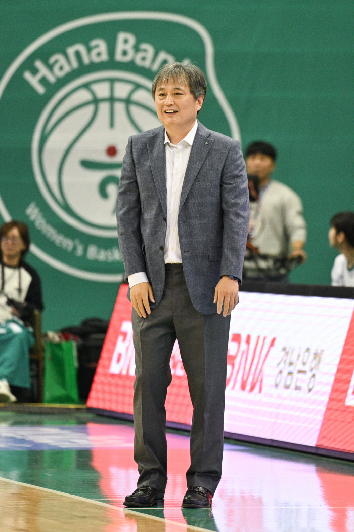 Hana Bank coach Lee Sang-beom is happy to win his debut match, but I'm not sure yet