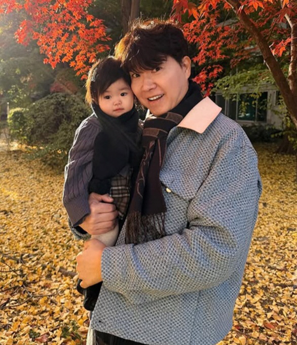 Park Soo-hong, a 55-year-old late father, eventually regretting daughter, if I met her when she was young..What a waste of time