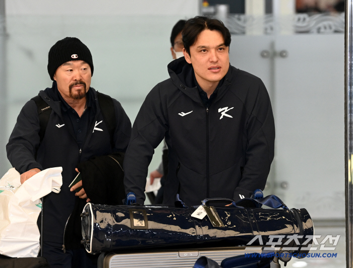 Coach Park Dong-won and Kim Yong-il return home after the Korea-Japan match