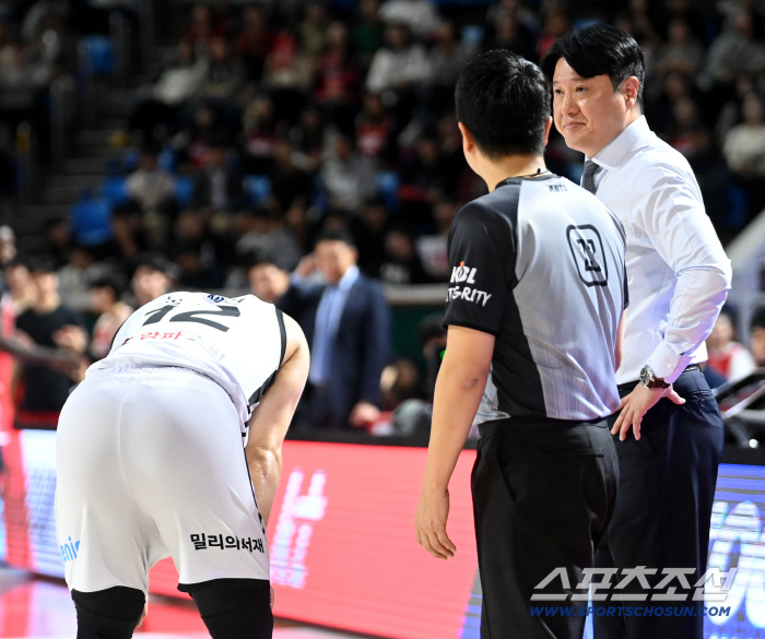  Director Moon Kyung-eun is in a difficult position to leave Moon Jung-hyun's 5th foul