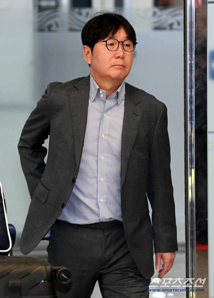  Director Ryu Ji-hyun returns home after the Korea-Japan match