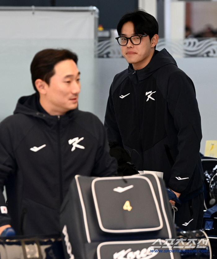  Dongjoo, you look good in glasses