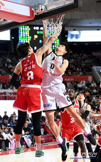  Ha Yoon-ki and Ahn Young-joon have a head-to-head match