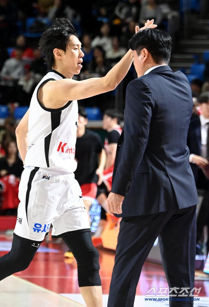  High-five with Han Hee-won and Moon Kyung-eun