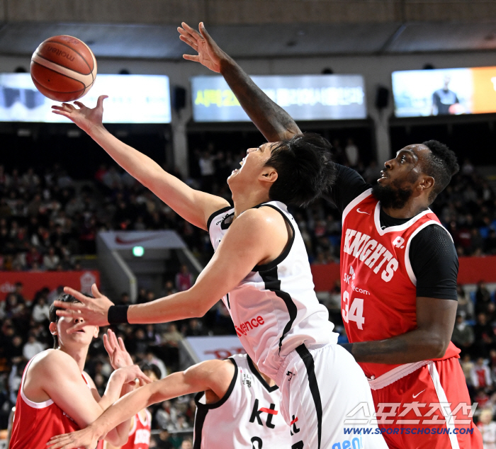  Jung Chang-young shoots under the basket to avoid Warnie