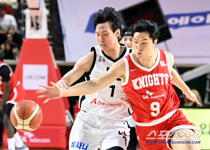  Kim Taehoon takes the ball away from Han Heewon