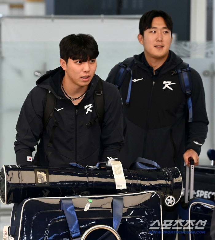  Kim Young-woong and Son Joo-young return home after the Korea-Japan match