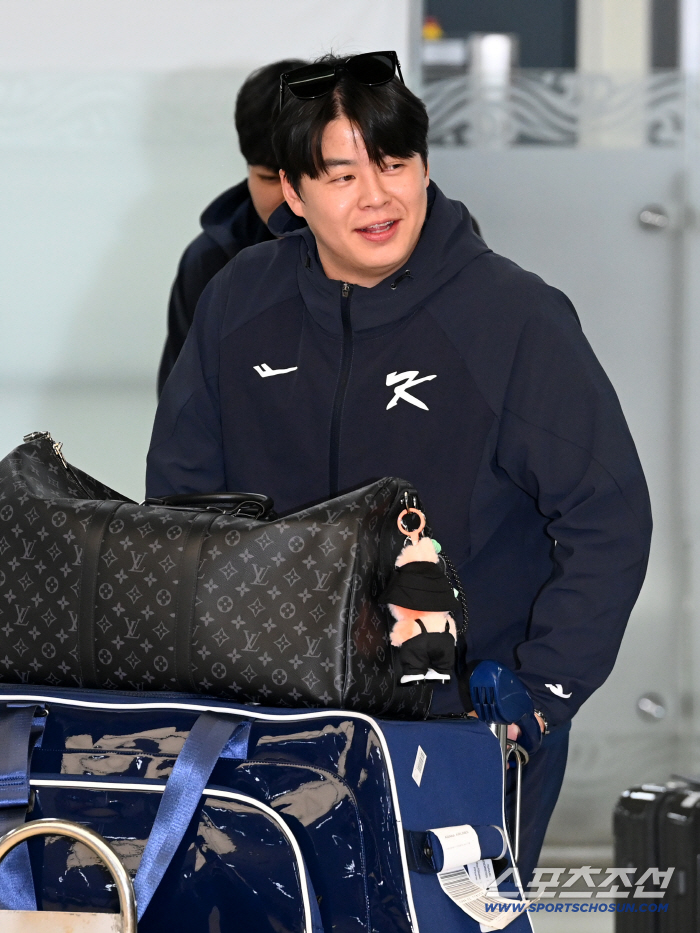  Noh Si-hwan returns home with a relaxed smile