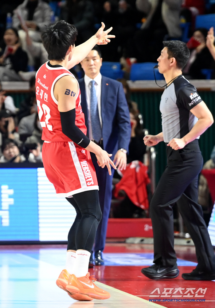  Oh Jaehyun, who is cheering, succeeded in a 3-point shot