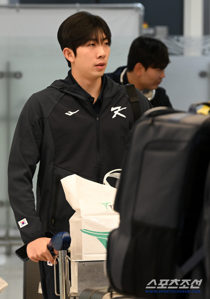  Oh Wonseok on his way home