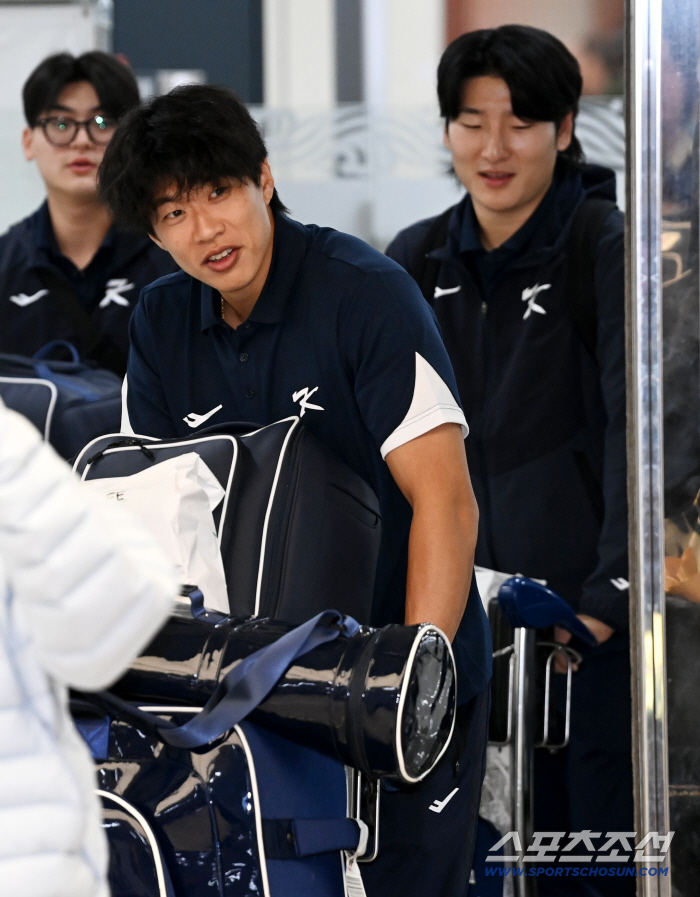  Song Sungmoon smiles at fans' greetings