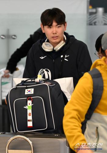  Sung Young-tak returns home after the Korea-Japan match