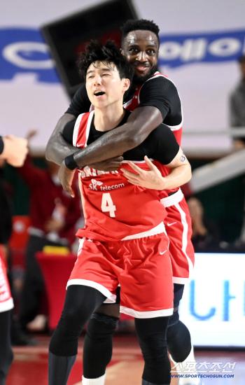  Warnie hugging Nakhyun Kim, you did it!