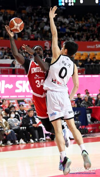  Warnie's under-the-goal shot, please go in!