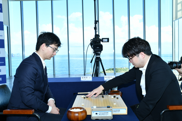 Samsung Fire & Marine Insurance won the first round of the World Baduk Masters final, beating Liaoyuan Huddinghao