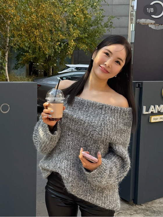 'You look like you're in your 20s.' Jang Young-ran maintains 55kg. Off-shoulder collarbone line properly