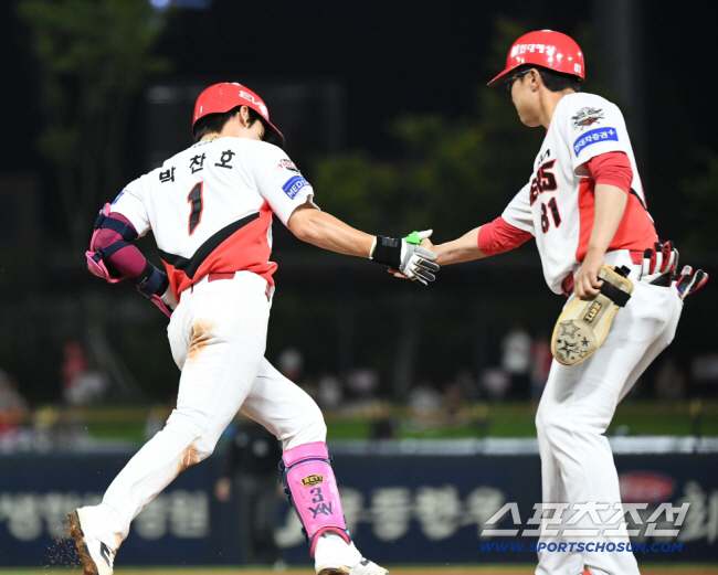 A 20-year-old man is the breadwinner...I was happy. After leaving Gwangju for Seoul for 12 years, Park Chan-ho said goodbye