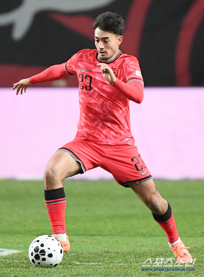 55% pass success rate  0 ground race successful Castrov's 45th minute North Korea-China tail is also red 