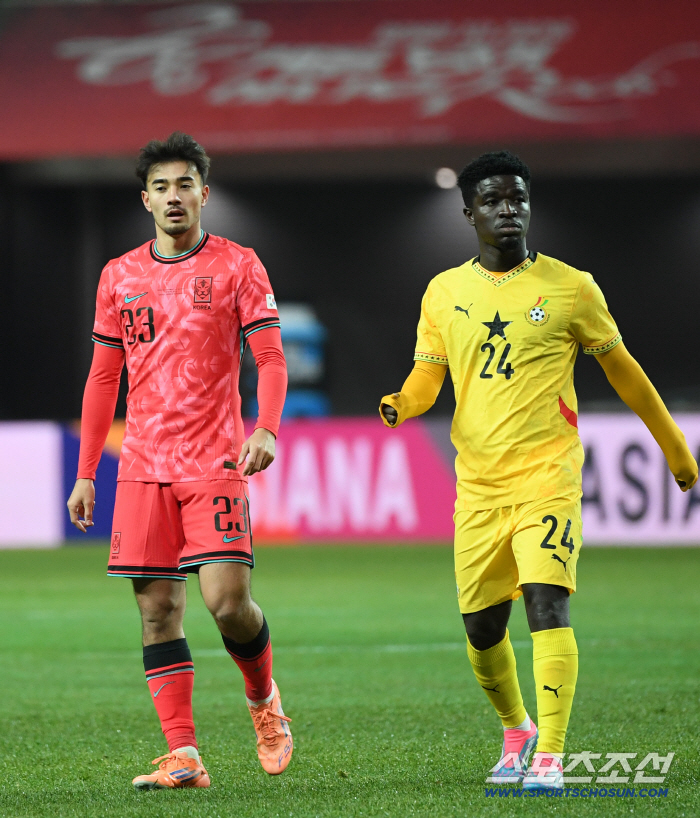 55% pass success rate  0 ground race successful Castrov's 45th minute North Korea-China tail is also red 