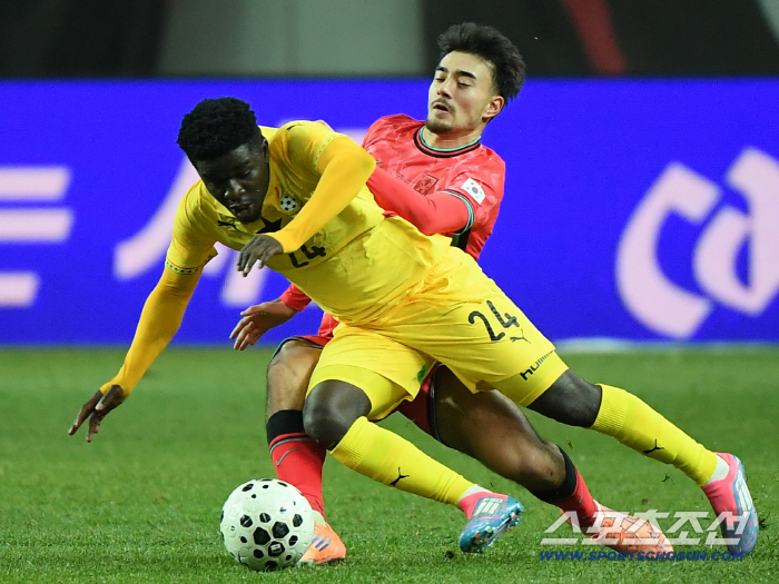 55% pass success rate  0 ground race successful Castrov's 45th minute North Korea-China tail is also red 