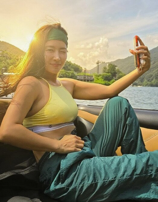 'Are you 45 years old?' Hwangbo on a yacht reveals cropped halterneck bullet abs