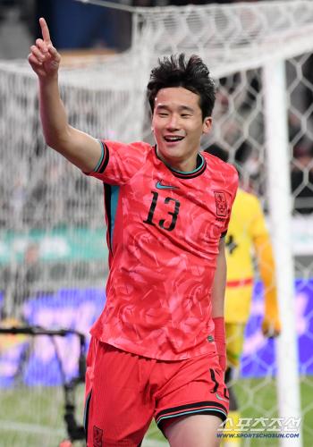 Dad, did you see that? Lee Eul-yong's 13th A-match debut goal, Lee Tae-seok!I can see North Korea, China, and the U.S