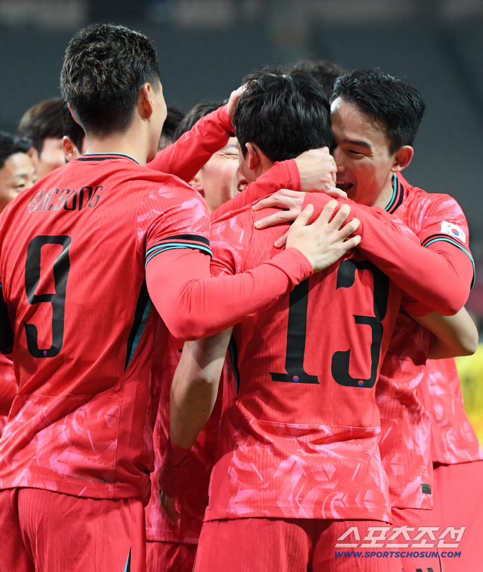 Dad, did you see that? Lee Eul-yong's 13th A-match debut goal, Lee Tae-seok!I can see North Korea, China, and the U.S