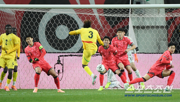 I changed everything except for the three captains, but only one shot, an unconventional experiment → a vain battle...Hong Myung-bo finished with 00 in the first half