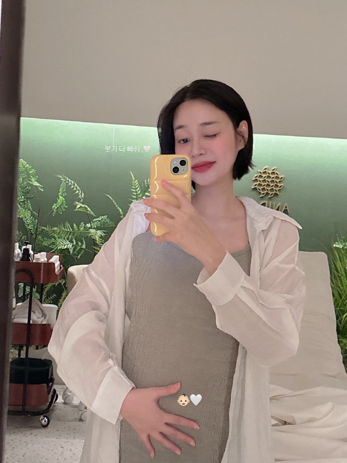 The girl group that revealed the D-line that got bigger... AOA Yuna, I can't believe my stomach is coming out like this