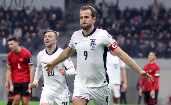 Harry Kane is not going to BarcelonaSon Heung-min wasn't a replacement target. Too early. There are too many variables