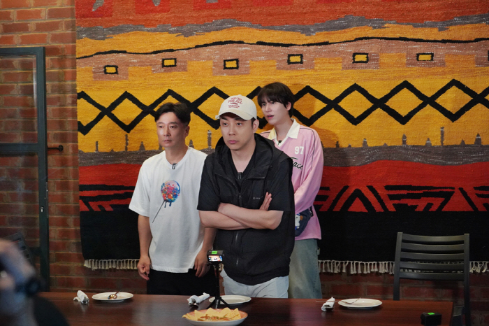 KYUHYUN's kiss with giraffe shock proof shot Lee Soogeun X Eun Jiwon and Kenyan Holic (Kenya Gan 3 Meals a Day)