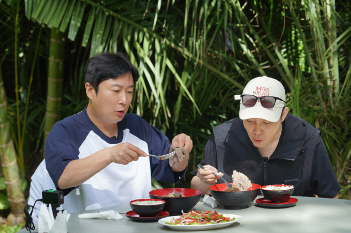 KYUHYUN's kiss with giraffe shock proof shot Lee Soogeun X Eun Jiwon and Kenyan Holic (Kenya Gan 3 Meals a Day)