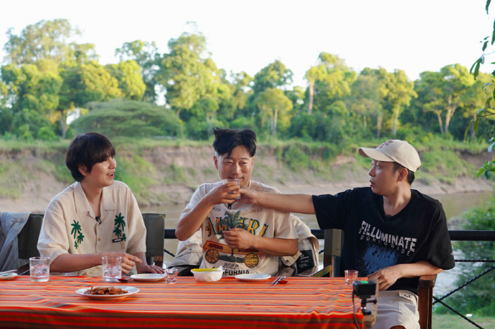 KYUHYUN's kiss with giraffe shock proof shot Lee Soogeun X Eun Jiwon and Kenyan Holic (Kenya Gan 3 Meals a Day)