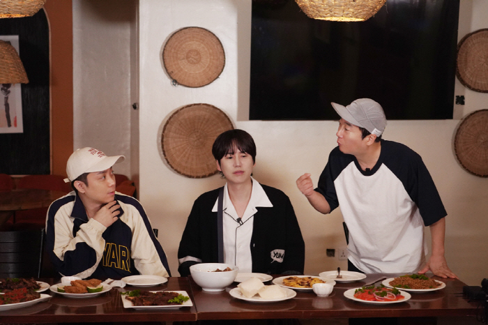 KYUHYUN's kiss with giraffe shock proof shot Lee Soogeun X Eun Jiwon and Kenyan Holic (Kenya Gan 3 Meals a Day)