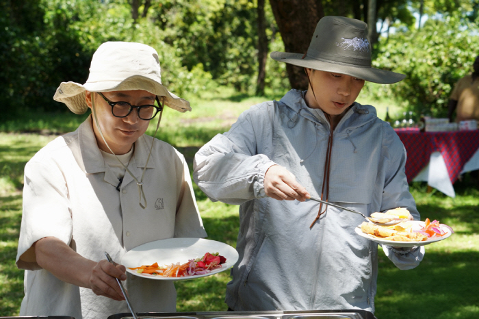 KYUHYUN's kiss with giraffe shock proof shot Lee Soogeun X Eun Jiwon and Kenyan Holic (Kenya Gan 3 Meals a Day)