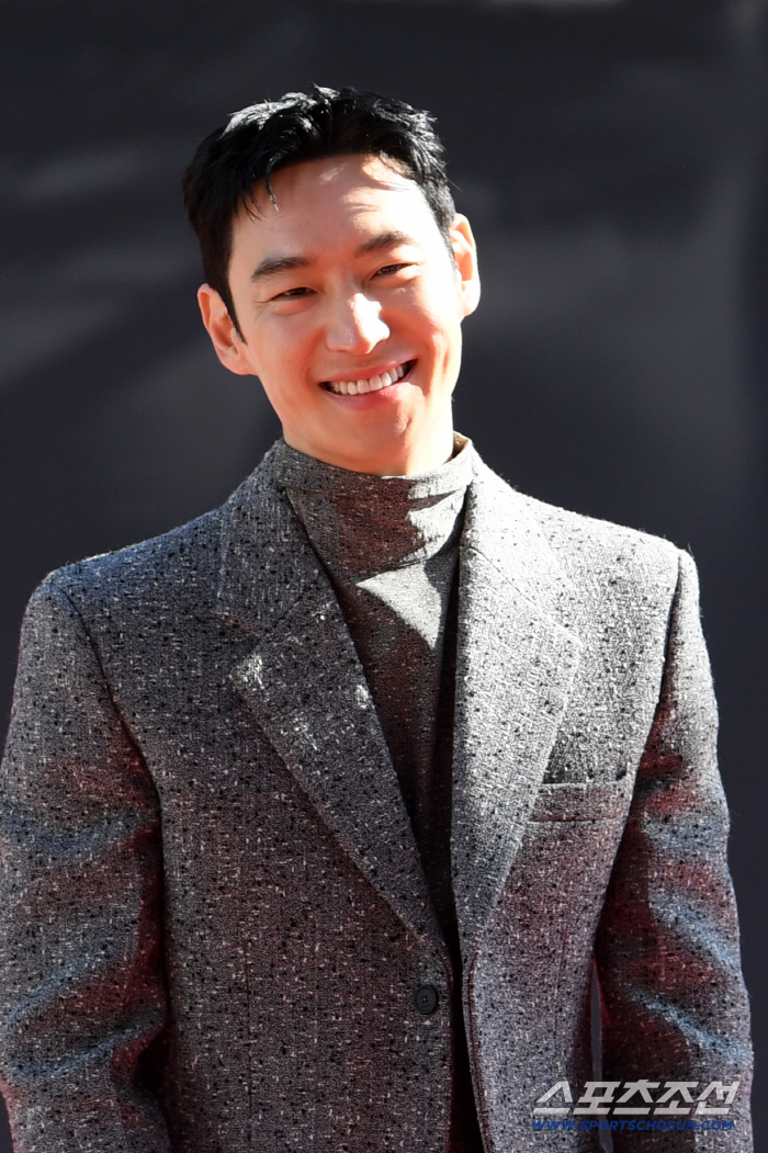 Lee Je-hoon and Cast Share Honest Expectations at ‘Taxi Driver 3’ Showcase