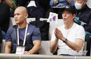 Lee Jung-jin, who was receiving groom's class, made a surprise appearance in the first row of the Tokyo Deaflympic Judo Stadium
