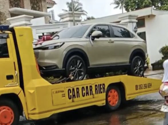 Married to a 61-year-old man and a 19-year-old woman...Is the wedding gift an SUV?