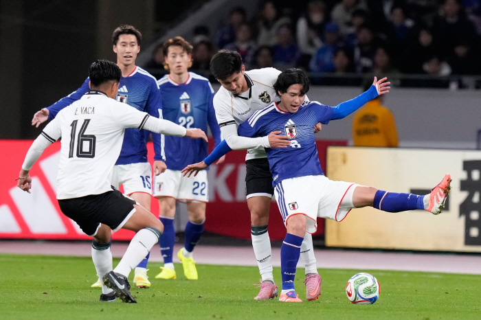  Japan was strong, celebrating Bolivia's 30th green onion in Moriyasu's 100th match...A Match 3 in a row