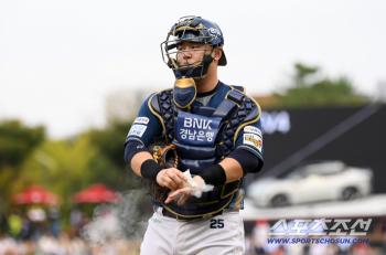 Neither Yang Eui-ji nor Kang Min-ho, the best catcher, announced the winner of the 2025 KBO Defense Award, a tie-breaking home run hero against Korea and Japan that beat 8 billion FA