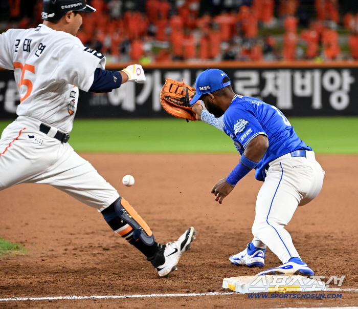 Neither Yang Eui-ji nor Kang Min-ho, the best catcher, announced the winner of the 2025 KBO Defense Award, a tie-breaking home run hero against Korea and Japan that beat 8 billion FA