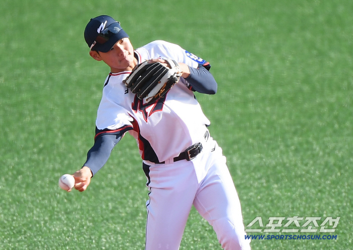Neither Yang Eui-ji nor Kang Min-ho, the best catcher, announced the winner of the 2025 KBO Defense Award, a tie-breaking home run hero against Korea and Japan that beat 8 billion FA