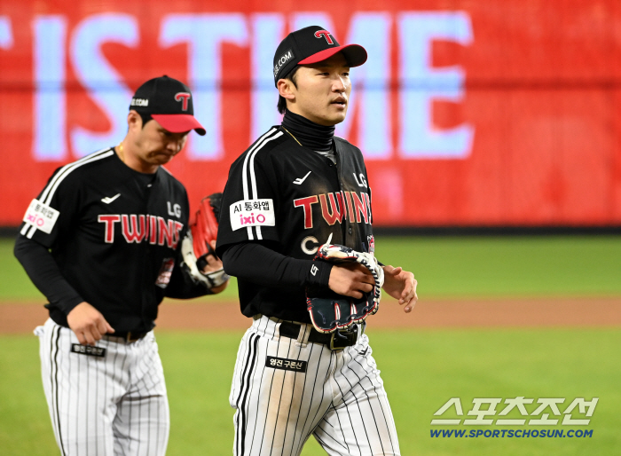 Neither Yang Eui-ji nor Kang Min-ho, the best catcher, announced the winner of the 2025 KBO Defense Award, a tie-breaking home run hero against Korea and Japan that beat 8 billion FA