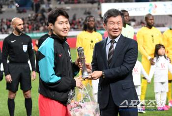  Chairman Lee Kang-in Jung Mong-gyu takes a commemorative photo with the AFC International Award trophy of the year